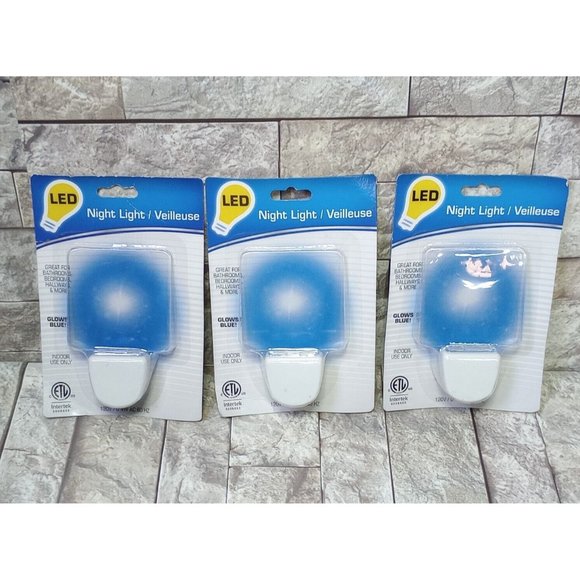 3 Pkg lot - NIP - NIGHT LIGHT LED -  VEILLEUSE - Glows blue  0.4 W - 60HZ - 120V - Picture 1 of 5